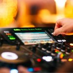 Seseorng Profesi Dj Dalam Permainan Musik Malam