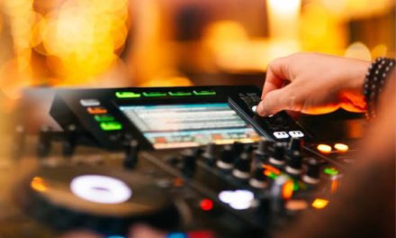 Seseorng Profesi Dj Dalam Permainan Musik Malam