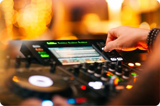 Seseorng Profesi Dj Dalam Permainan Musik Malam